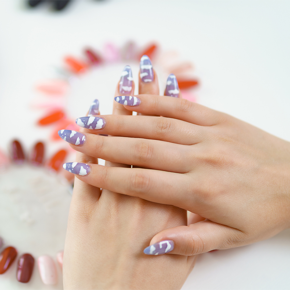 Inicio 12 beautiful manicure on color palette background